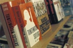 Kuva: V�in� Linnan romaani Tuntematon sotilas ja muita suomalaisia kirjoja kirjakaupassa. (1980) Martti Juntunen.