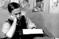 Kuva: Aapeli kirjoittamassa juttua.
(1943)
Eino Nurmi