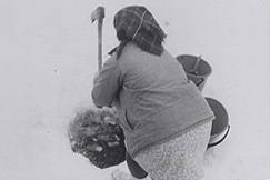 Kuva: Nainen hakee talousvett� avannosta. YLE kuvanauha. 