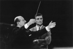 Kuva: Eurovision laulukilpailut Napolissa 1965. Suomen edustaja Viktor Klimenko ja orkesteria johtava kapellimestari George de Godzinsky harjoituksissa. (1965) Kalle Kultala.