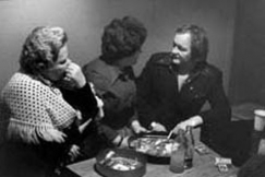 Kuva: Erkki Junkkarinen kiertueella
keskustelemassa ihailijoidensa kanssa
(1976)
Kalle Kultala