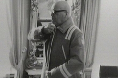 Kuva: Presidentti Urho Kekkonen sovittaa heijastintakkia. YLE kuvanauha.