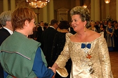 Kuva: Suomen ensimm�inen naispuhemies, nykyinen valtioneuvos Riitta Uosukainen k�ttelee presidentti Halosta linnanjuhlilla 2001. Kuvaaja: Touko Yrttimaa.