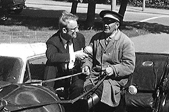 Kuva: Toimittaja Hannu Karpo haastattelee vossikkakuskia. YLE kuvanauha. 