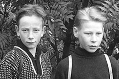 Kuva: Pojat kertovat kuinka he kohtasivat suden koulumatkalla. YLE kuvanauha.