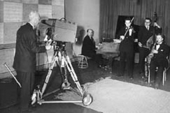 Kuva: Suomalaiset saivat ensikosketuksensa televisioon vuonna 1950 helsinkil�isess� tavaratalossa j�rjestetyss� tv-kokeilussa. 
(1950)
Sakari Kulhia
YLE