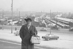 Kuva: SDP:n kansanedustaja Martta Salmela-J�rvinen eduskuntatalon portailla.
(1950-luku)
Kalle Kultala