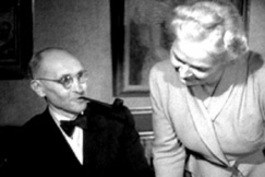 Kuva: Aaro Hellaakoski vaimoineen. (1948) YLE kuvanauha.