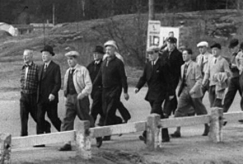 Kuva: Presidentti Risto Ryti ja maan hallitus maaottelumarssilla. YLE kuvanauha.