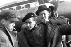 Kuva: Toimittaja Matti J�ms� pukeutuu hyppyvarusteisiin. (1954) YLE kuvanauha.