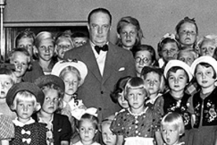 Kuva: Markus-set� lapsijoukon ymp�r�im�n�.