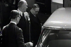 Kuva: Helsingin auton�yttelyn vieraita kev��ll� 1952. YLE kuvanauha/Veikko Itkonen.