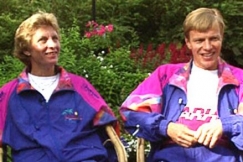 Kuva: Marja-Liisa ja Harri Kirvesniemi kotipihallaan. (1994) YLE kuvanauha.