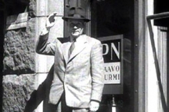 Kuva: Paavo Nurmi vaatetusliikkeens� edustalla. (1948) YLE kuvanauha.