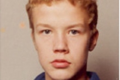 Kuva: N�yttelij� Petteri Summanen lapsena, iso kuva (oma arkisto) ja aikuisena, pieni kuva (2006) Raimo M�kel�. 