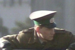 Kuva: Saksalaispoliisi katsoo, ett� rajanylitys sujuu rauhallisesti. YLE kuvanauha.