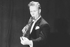 Kuva: Taikuri Reijo Salminen esitt�� huivitempun vuonna 1955 (iso kuva) ja biljardipallotempun (pieni kuva