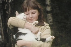 Kuva: Tytt� kissa syliss�. YLE kuvanauha.