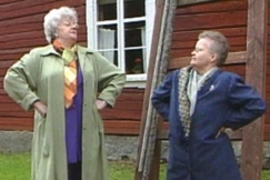 Kuva: Murreankkurit Aino M�ki-Kaukola ja Kerttu Karhu esitt�v�t piika-em�nt�-suhdetta. YLE kuvanauha.