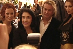 Kuva: Kirsti Paakkanen ja Marimekon suunnittelija Jukka Rintala ja malli Salma Hayek. (2004)YLE kuvanauha.