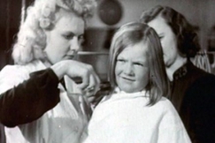 Kuva: Sotavuosina otettiin my�s hiukset talteen teollisuuden raaka-aineeksi. YLE kuvanauha.