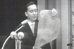 Kuva: Maistraatin sihteeri, varatuomari Eero Soikkanen julisti joulurauhan vuonna 1962. YLE kuvanauha.