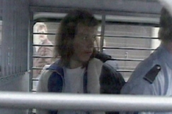 Kuva: Valjakkala kiinnisaatuna poliisiautossa. YLE kuvanauha.