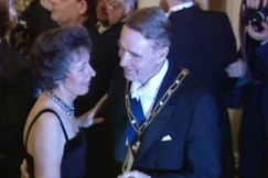 Kuva: Presidenttipari valssin py�rteiss�. YLE kuvanauha.