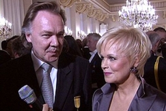 Kuva: Katri-Helena ja kari tapio linnan juhlissa Piia Pasasen haasteltavana. YLE kuvanauha.