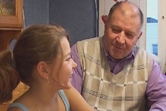 Kuva: Heikki Selk�l� lapsenlapsineen kotonaan G�teborgissa. (2005) YLE kuvanauha.