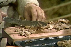 Kuva: Joulukinkun t�hteit� viipaloidaan veitsell�. YLE kuvanauha.  