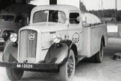 Kuva: Kattava huoltamoverkosto varmisti yhteiskunnan toimivuuden jo 1940-luvulla. YLE kuvanauha.