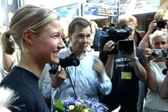 Kuva: Uimari Hanna-Mari Sepp�l� palaa Barcelonasta. (2003) YLE kuvanauha.