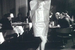 Kuva: Pikkujoulujuhlija esitt�� tanssia paperipussi p��ss��n. YLE kuvanauha.