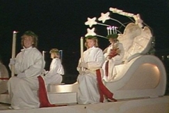 Kuva: Lucia istuu seurueineen joutsenvaunussa. YLE kuvanauha. 