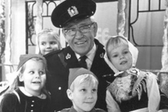 Kuva: Georg Malmst�n ja lapset ohjelmassa Pikkutori. (1960-luku). YLE Kuvapalvelu.