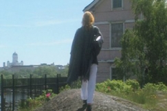 Kuva: N�yttelij� Minna Haapkyl� Linnunlaulun maisemissa. (2000) YLE kuvanauha.