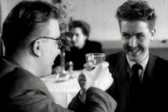 Kuva: Keijo Komppa ja Pentti Siimes juhlivat lapsen syntym�� ravintolassa filmiss� Esikoismalja. (1953) YLE kuvanauha.