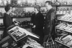 Kuva: Asiakkaita tavaratalon talous-ja lahjatavaraosastolla. (1961) YLE kuvanauha. 