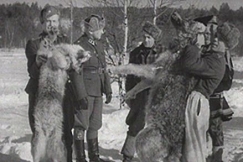 Kuva: Mets�st�j�t pitelev�t kahta kuollutta sutta. YLe kuvanauha. 