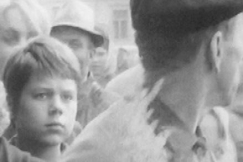 Kuva: Kaupunkilaisia kauppatorilla. (1962) YLE kuvanauha.