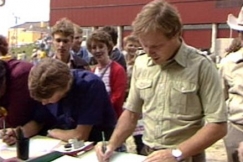 Kuva: Oulun maatalousn�yttelyss� t�ytet��n lomakkeita IEVA-tietokonetta varten. (1982) YLE kuvanauha.