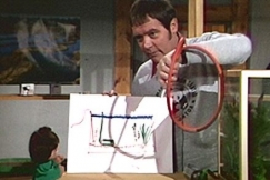 Kuva: Ilkka Koivisto n�ytt�� vedespuhdistuslaitetta Matille. Yle kuvanauha. 