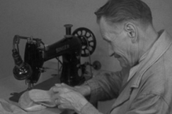 Kuva: Ompelukone on hyv� apu my�s suutarille. YLE kuvanauha.