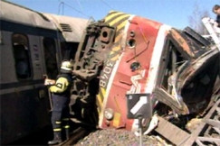 Kuva: Kyljelleen kaatunut veturi. YLE kuvanauha.