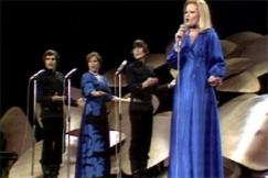 Kuva: Eeva Kiviharju taustakuoroineen 1977. YLE kuvanauha.