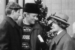 Kuva: Laulaja M. A. Numminen haastattelee kadunmiehi�. (1969) YLE kuvanauha.