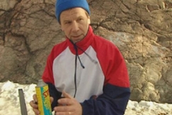 Kuva: Mauri Pekkarinen suksia huoltamassa. (1997) YLE kuvanauha.