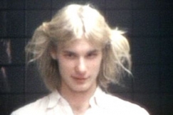 Kuva: Hassisen Kone -yhtyeen laulaja ja lauluntekij� Ismo Alanko. (1982) YLE kuvanauha.