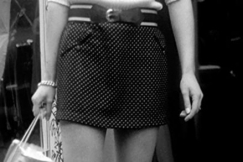 Kuva: Nainen minihameessa. YLE kuvanauha.